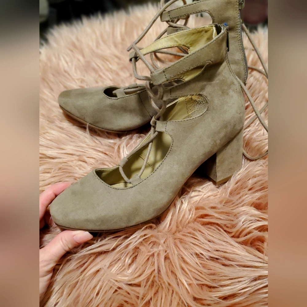 Steve Madden ankle tie,shoes, taupe suede, size 6.5, block heel